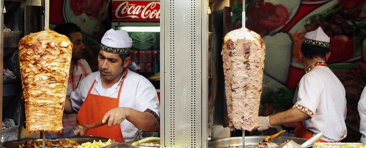 © Döner Kebap von Matt@Pett via Flickr, lizensiert über CC BY-NC-SA 2.0. Zwei Köche bereiten Döner Kebap zu.  Copyright Matt.J.