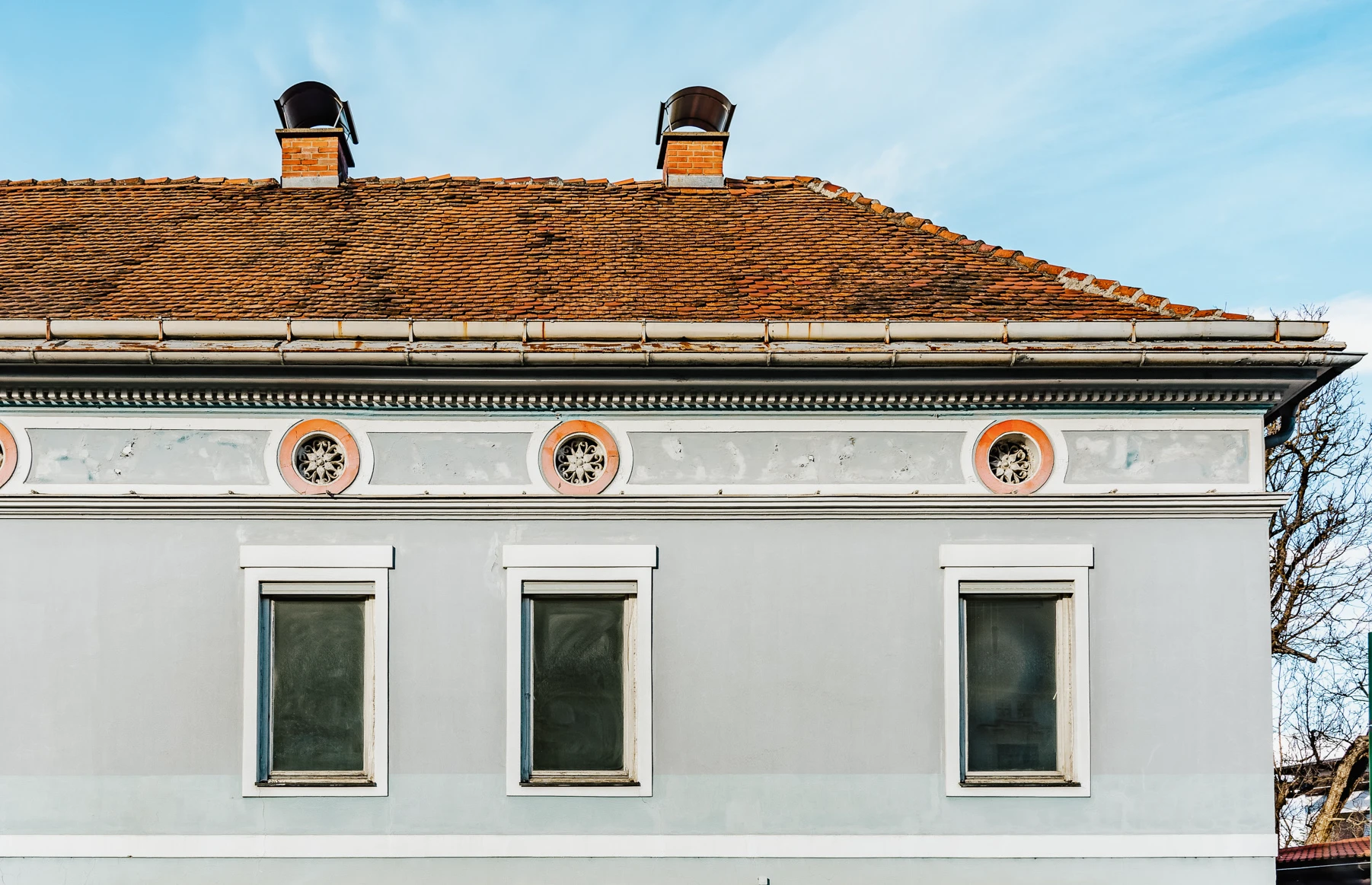 Fassade Färberhaus hellblau mit rotem Ziegeldach