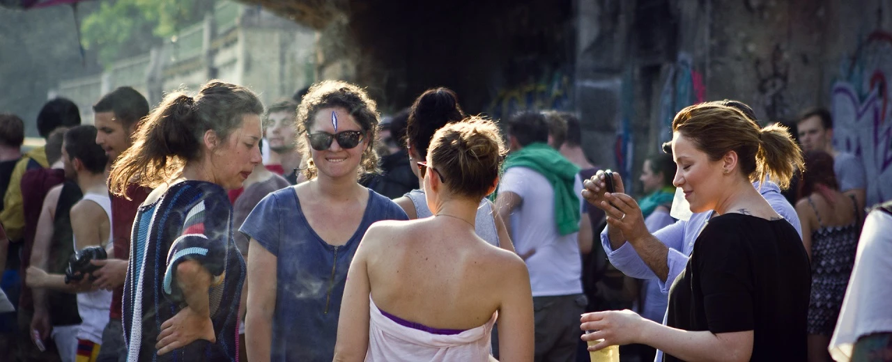 Lebhafte Szene von jungen Menschen auf einem Outdoor-Festival, bearbeitet mit Adobe Photoshop.