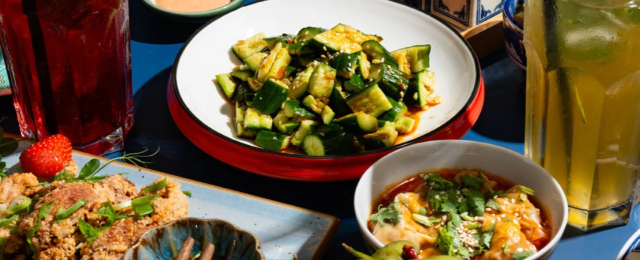 Chinesisches Essen: Gurkensalat, Dumplings, gebratenes Hähnchen & Eistee.