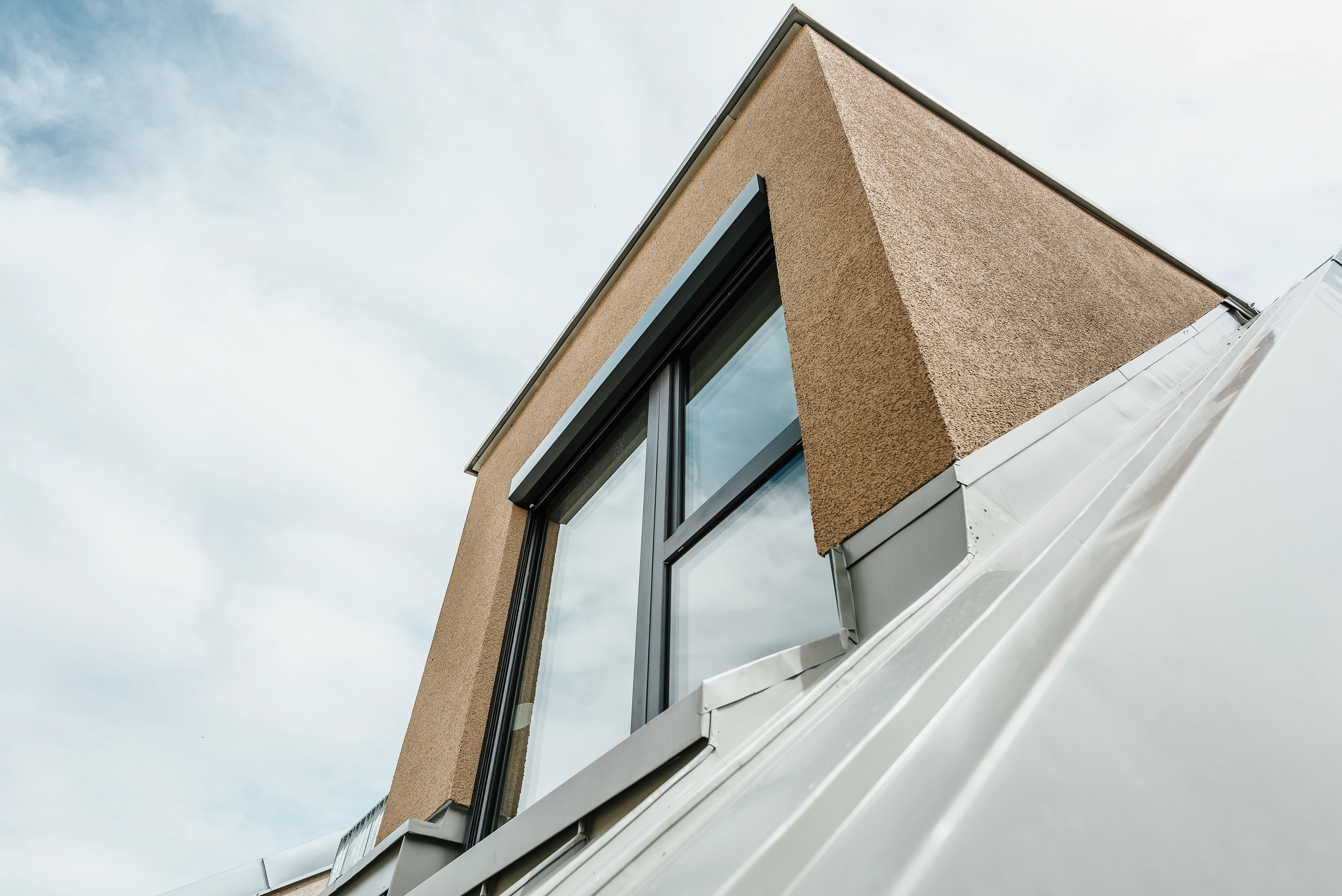 Fenstervorbau mit schwarzem Metall