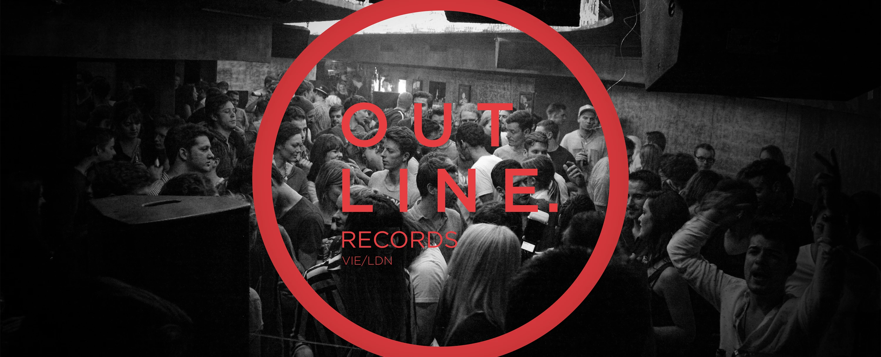 Schwarz-weiß Foto einer Partymenge mit rotem Kreis und dem Text 'OUTLINE RECORDS VIE/LDN'. Erstellt mit Adobe Photoshop CS6 (Mac).