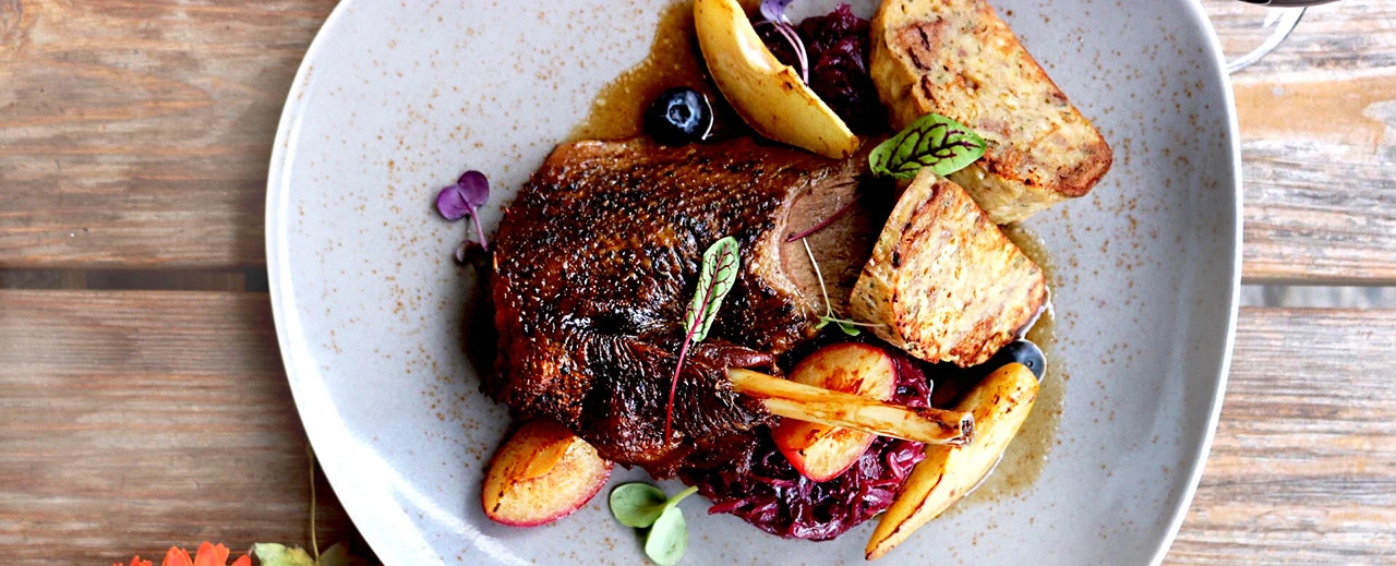 Knusprige Entenbrust mit Rotkohl, Semmelknödel & Apfelspalten. Herbstliches Gourmet-Essen.