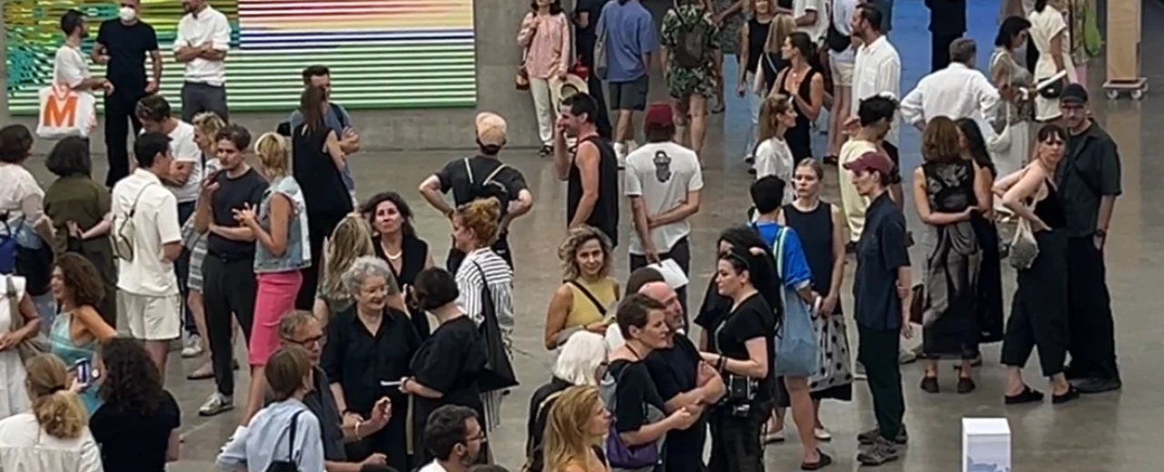 Viele Menschen unterhalten sich in einem hellen Raum.  Perfekt als Headerbild für Events.