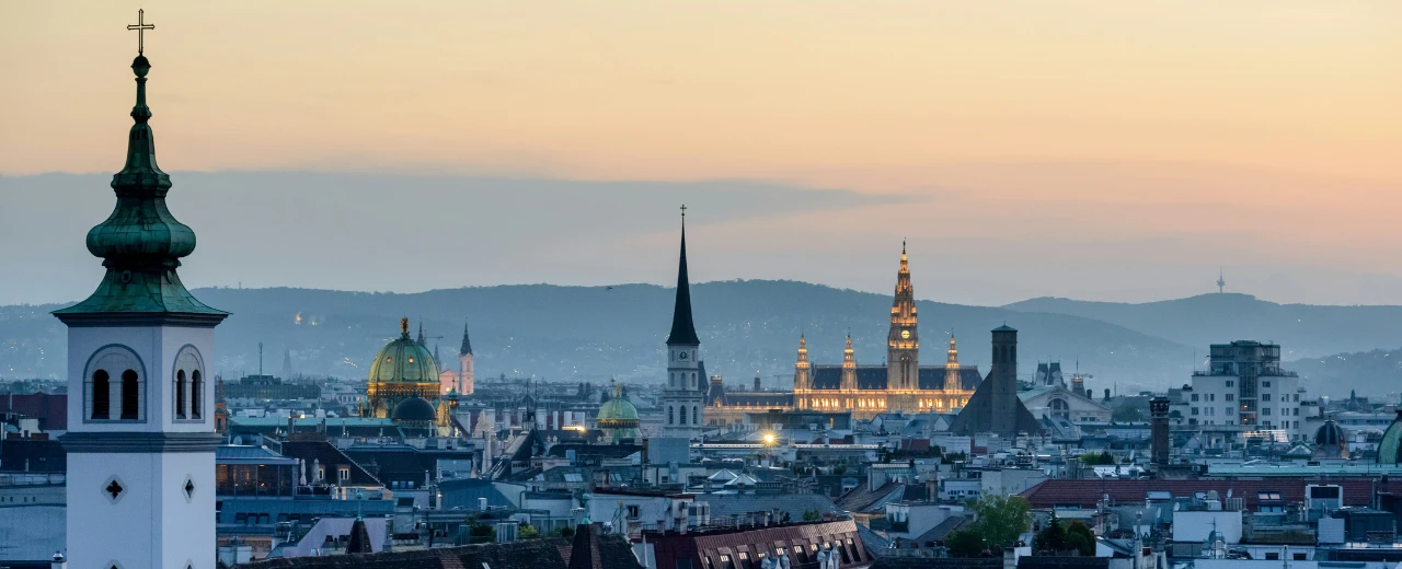 Atemberaubende Wiener Skyline bei Sonnenuntergang mit Kirchtürmen und dem Rathaus.