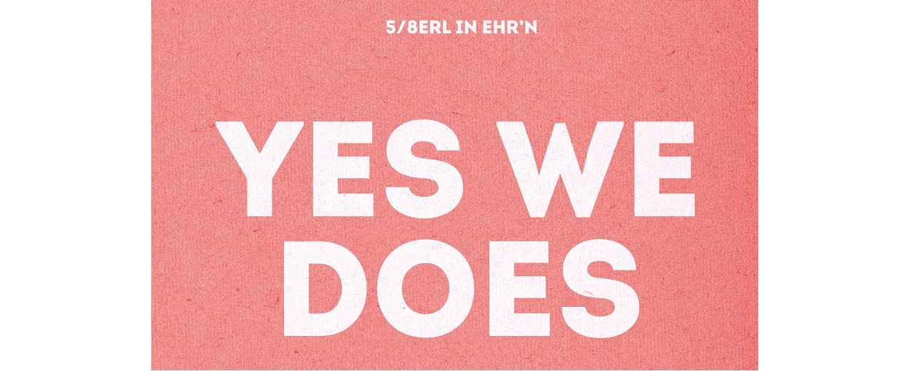 © Yes We Does, 5/8erl, Ehr'n Rosa Texturhintergrund mit der Aufschrift