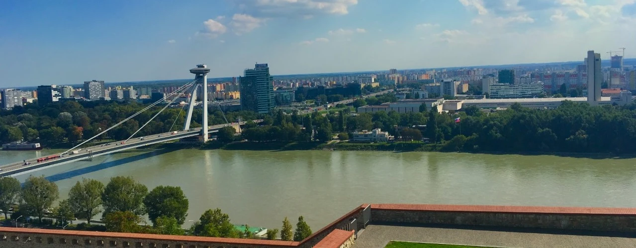 Panoramablick Bratislava: SNP-Brücke, UFO-Turm & Donau.