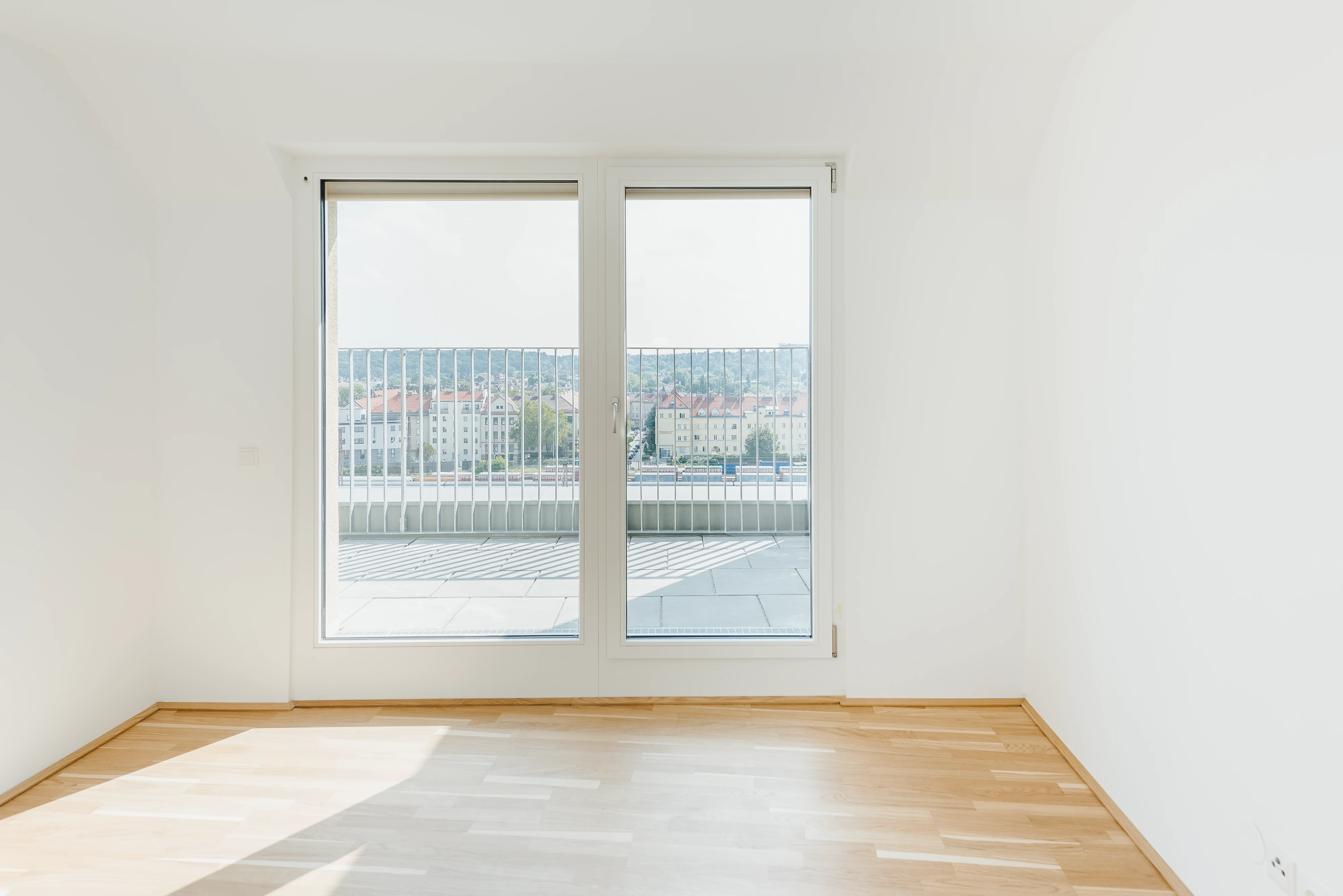 Blick aus Zimmer auf Balkon und Stadt