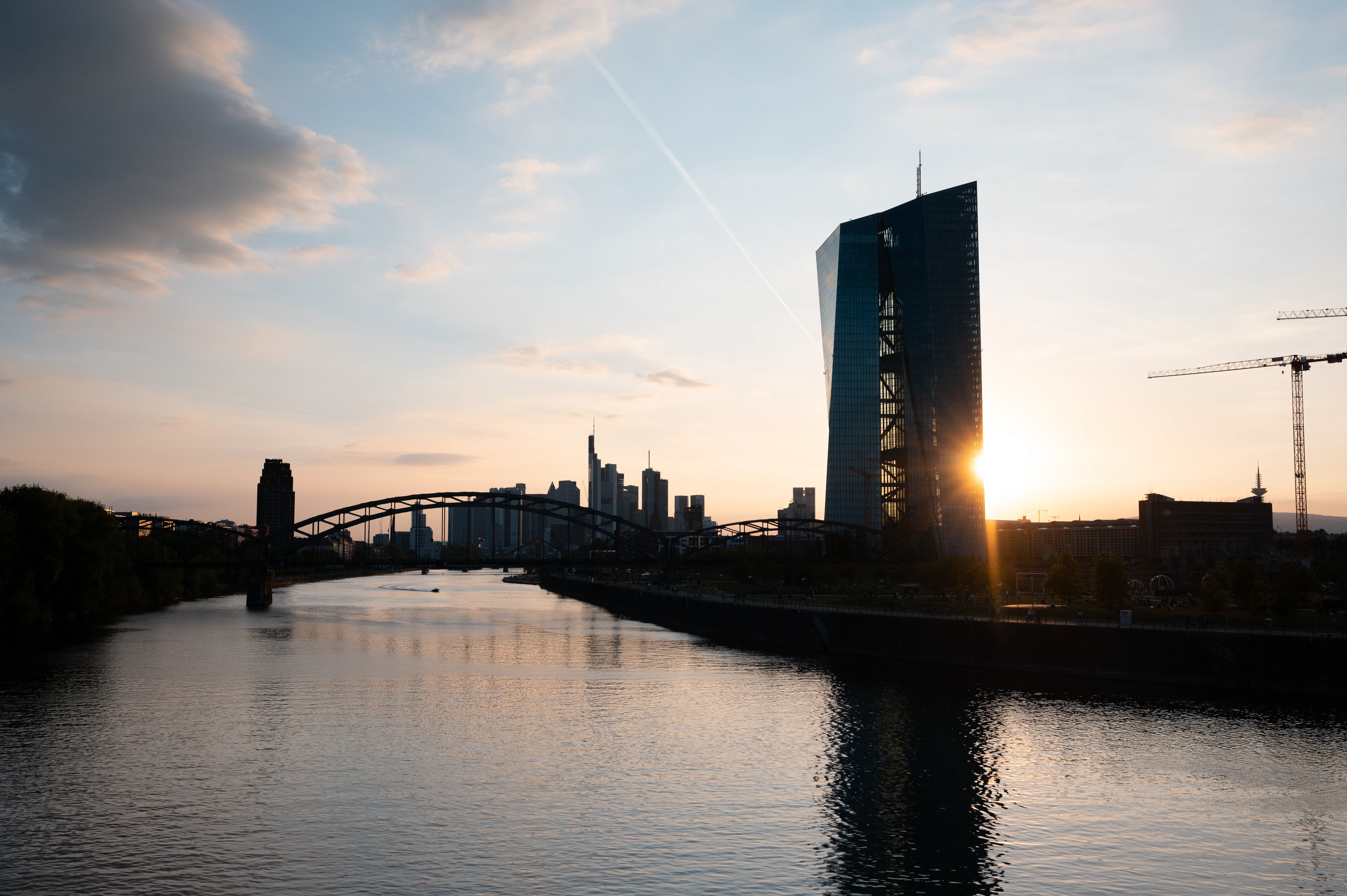 Die Europäische Zentralbank in Frankfurt für dem Main in Abendstimmung