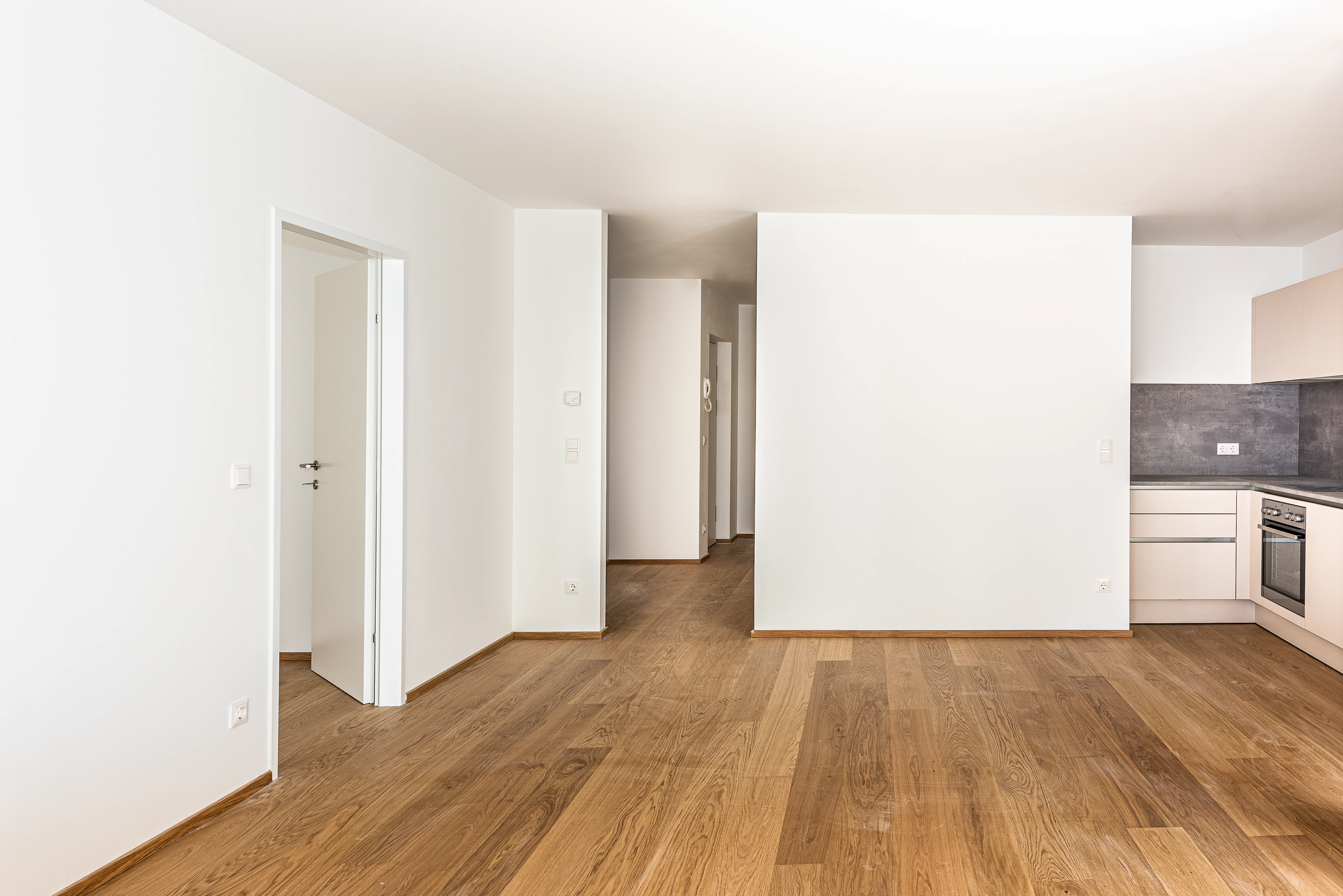 Neubau Küche mit braunem Parkett