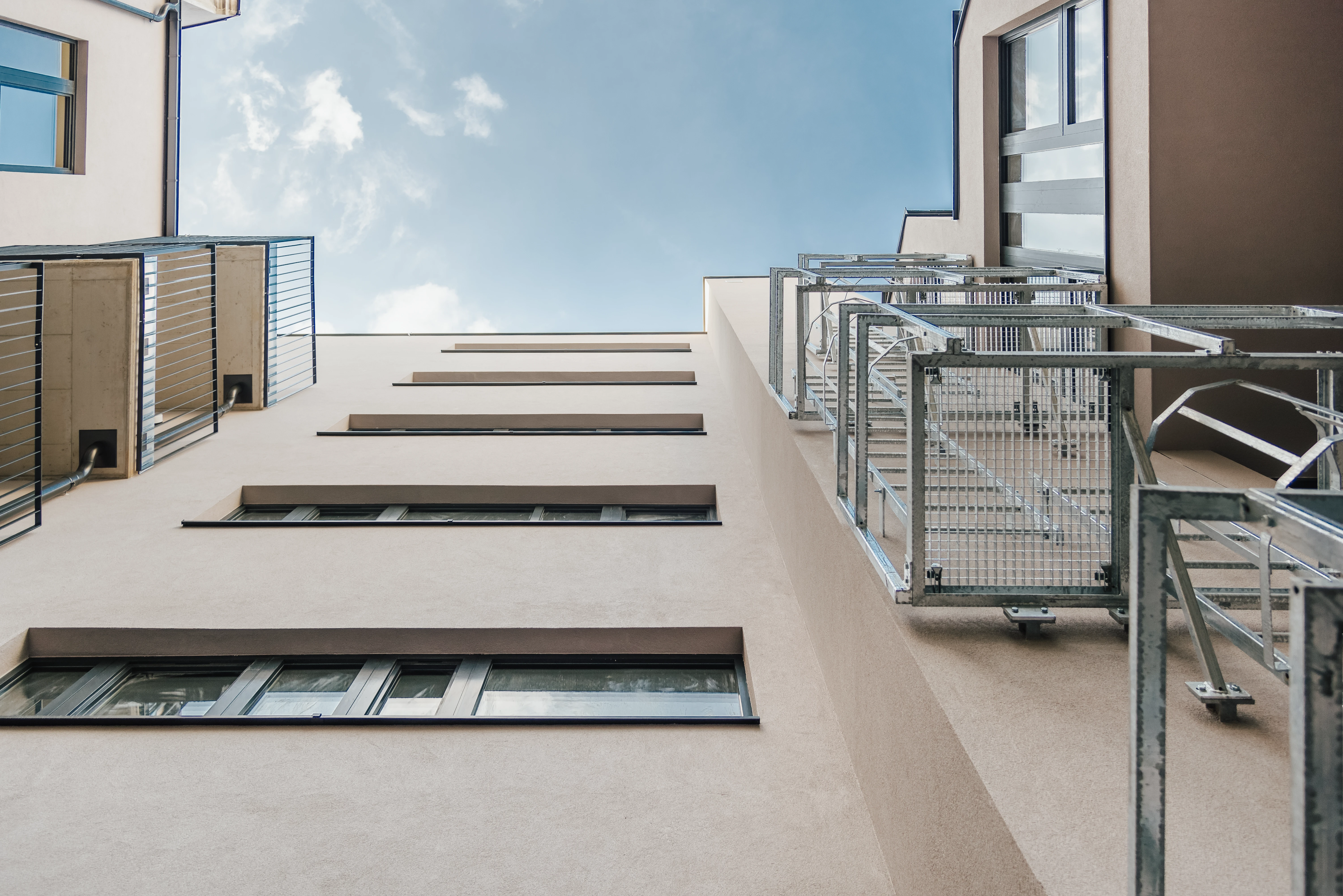Bild von Innenhof von unten nach oben fotografiert in Himmel