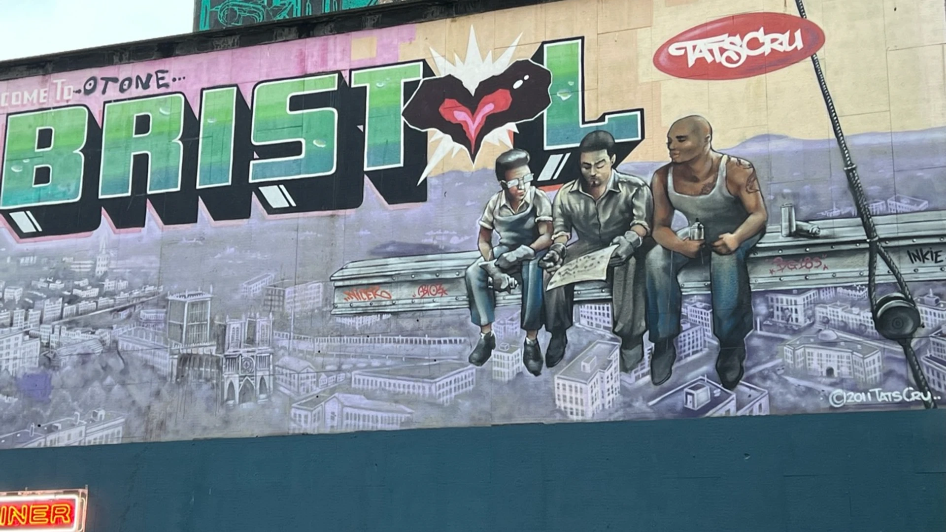 Die bestrichene Wand zeigt Bristol aus der Luft