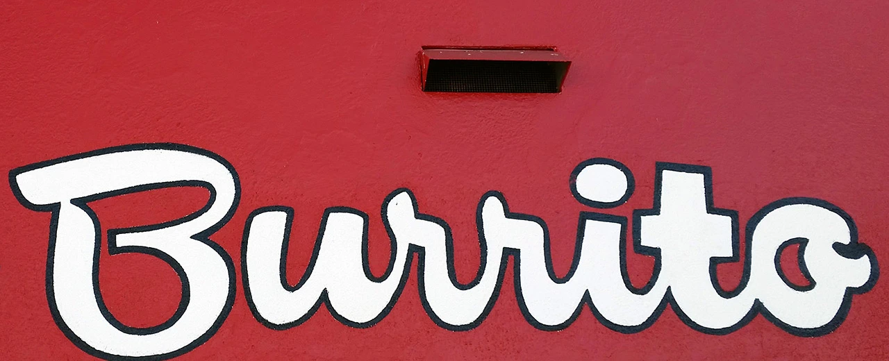 © Matt Arzt via Unsplash Handgezeichnetes Burrito-Schild an einer roten Wand. Adobe Photoshop CC 2018.