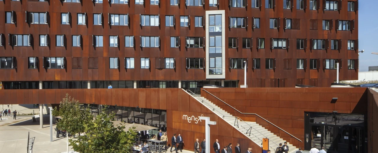 © BOAnet Moderne Architektur mit Cortenstahlfassade, viele Fenster, Treppenaufgang & Mensa.