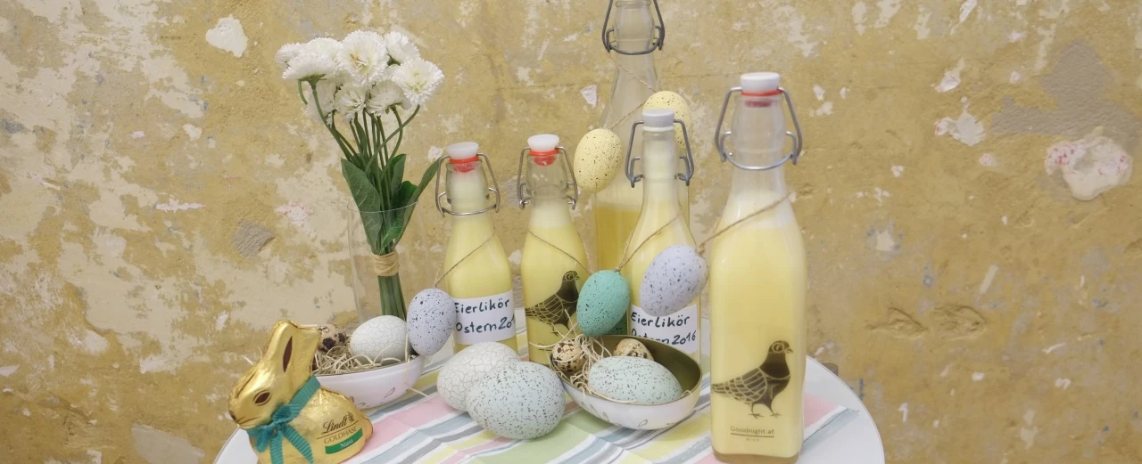 Selbstgemachter Eierlikör in Flaschen mit Ostereiern & Osterdeko. Perfekt für Ostern!