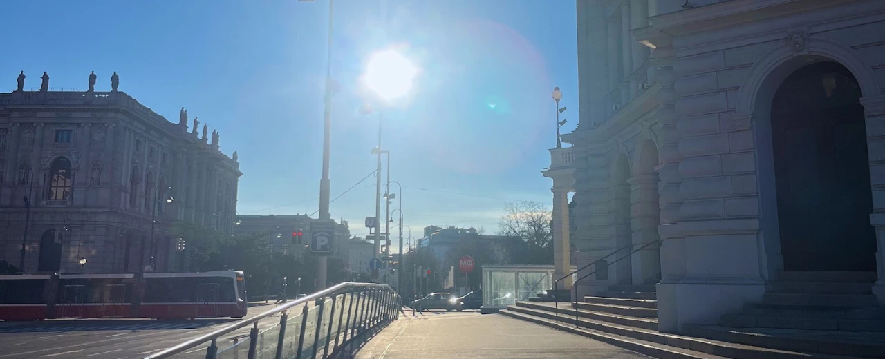 Sonniger Stadtblick in Wien: Straßenbahn, historische Gebäude & blauer Himmel.  Festivalsommer-Header.