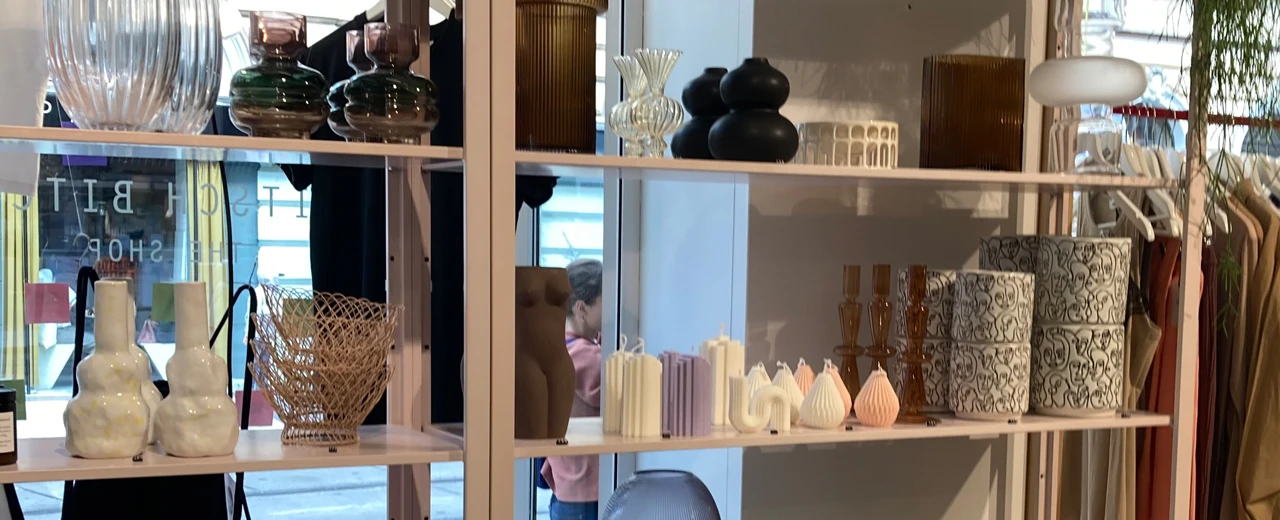 © Kitsch Bitch Regale mit modernen Vasen, Kerzen, Schalen und Dekorationen.  Erstellt mit Adobe Photoshop CS6 (Mac).