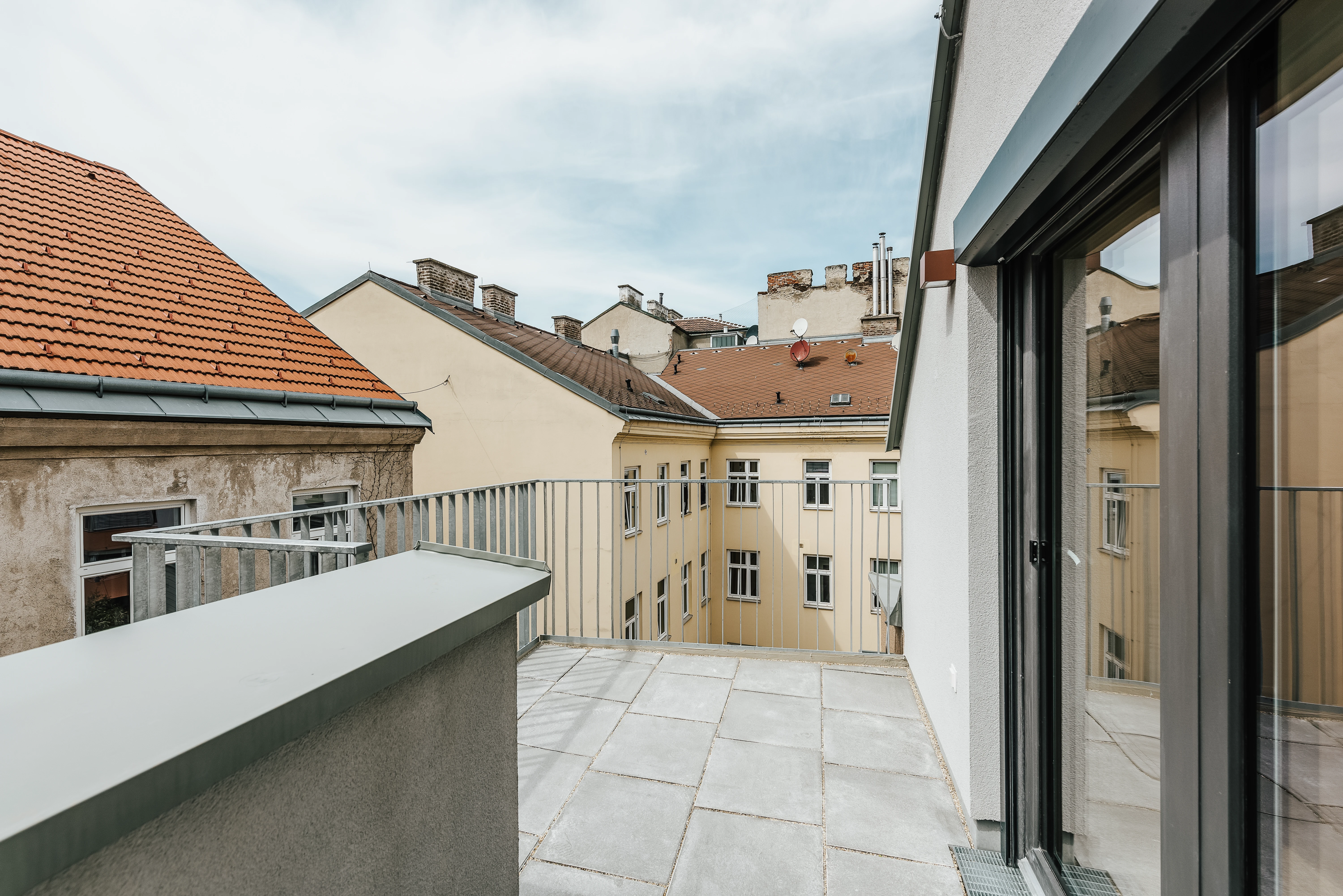 Balkon mit Sicht auf umliegende Wohnhäuser