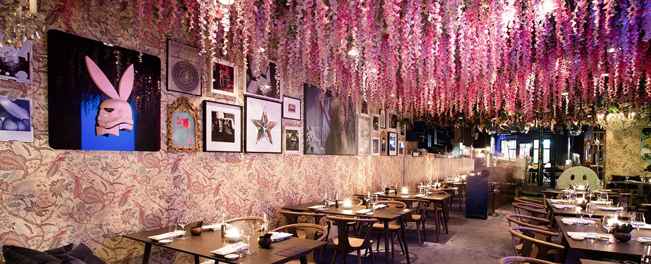 Stilvolles Restaurant mit floralen Dekorationen, Kunstwerken und einer einzigartigen Atmosphäre.  Erstell mit Adobe Photoshop.