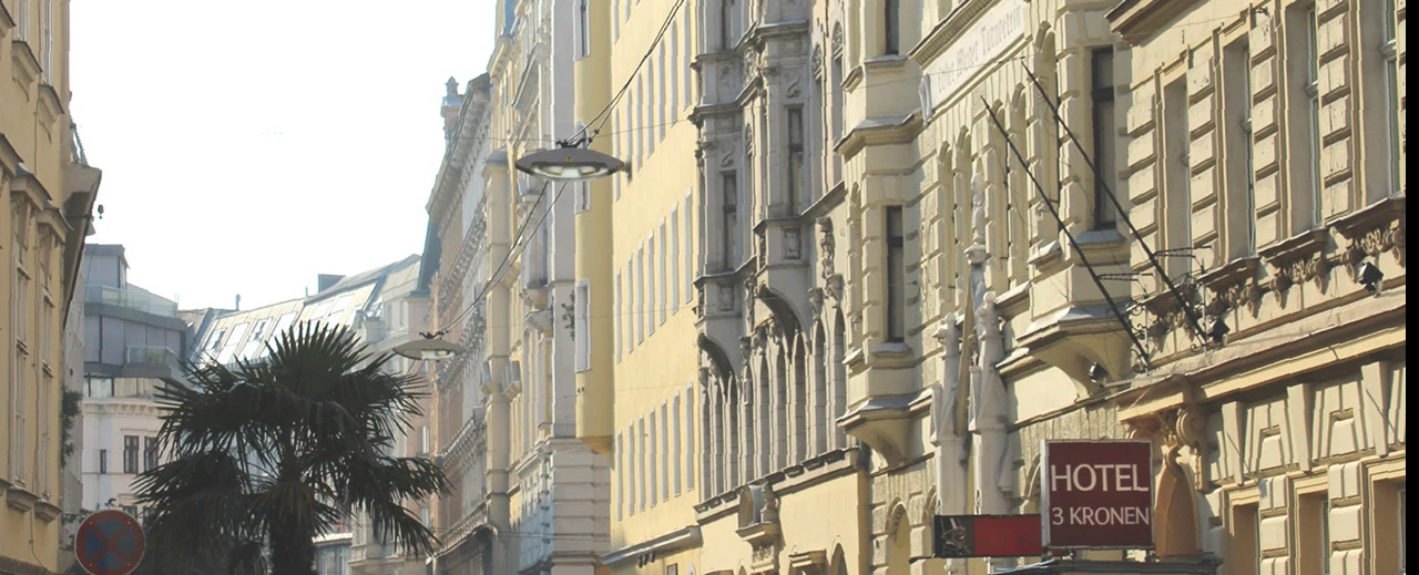 Historische Gebäudezeile in einer europäischen Stadt mit dem Hotel 
