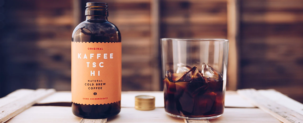 Flasche Kaltbrühkaffee 'Kaffee TSC HI' und Glas Eiskaffee. Adobe Lightroom bearbeitet.