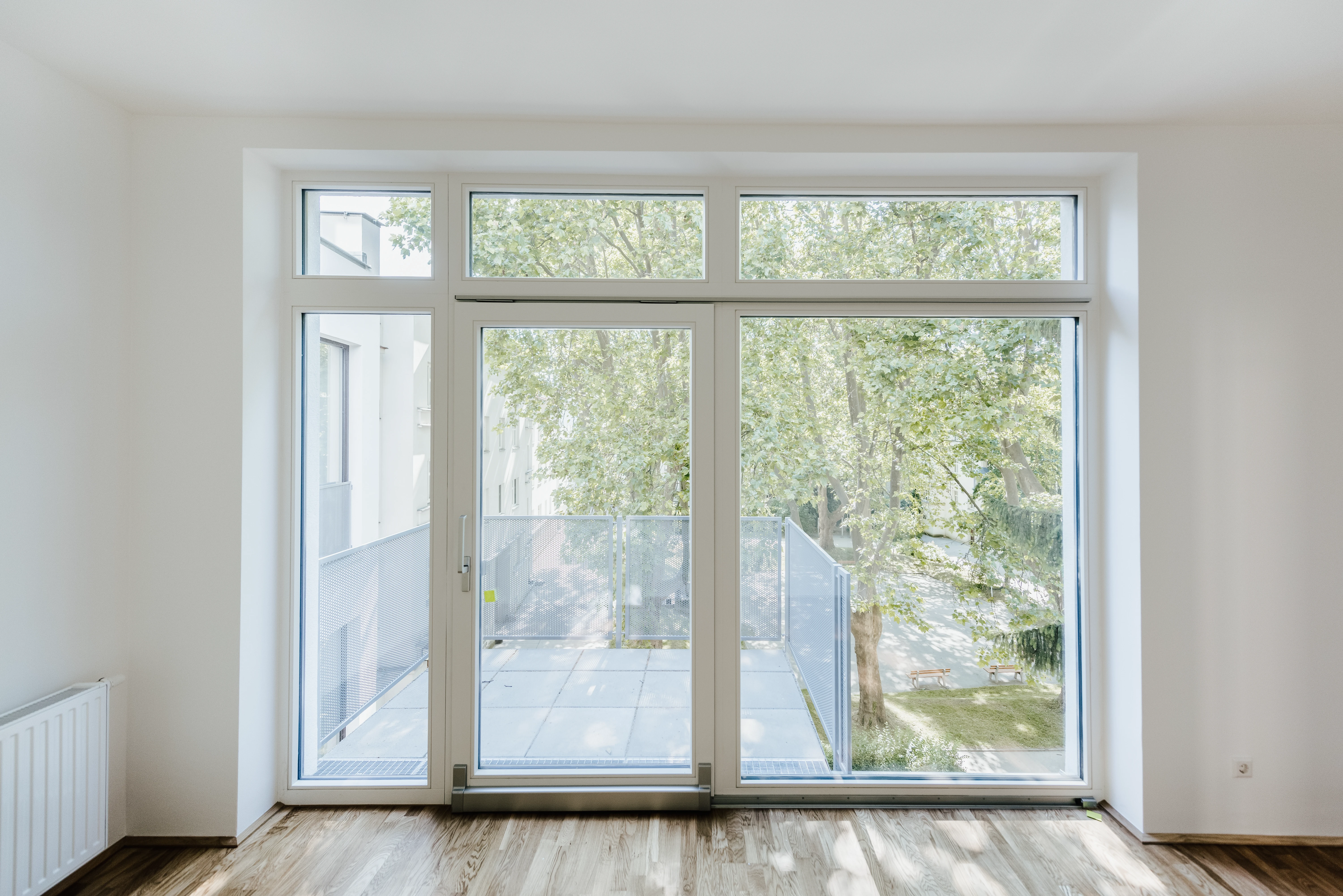 Sicht von Wohnzimmer auf Balkon ins Grüne