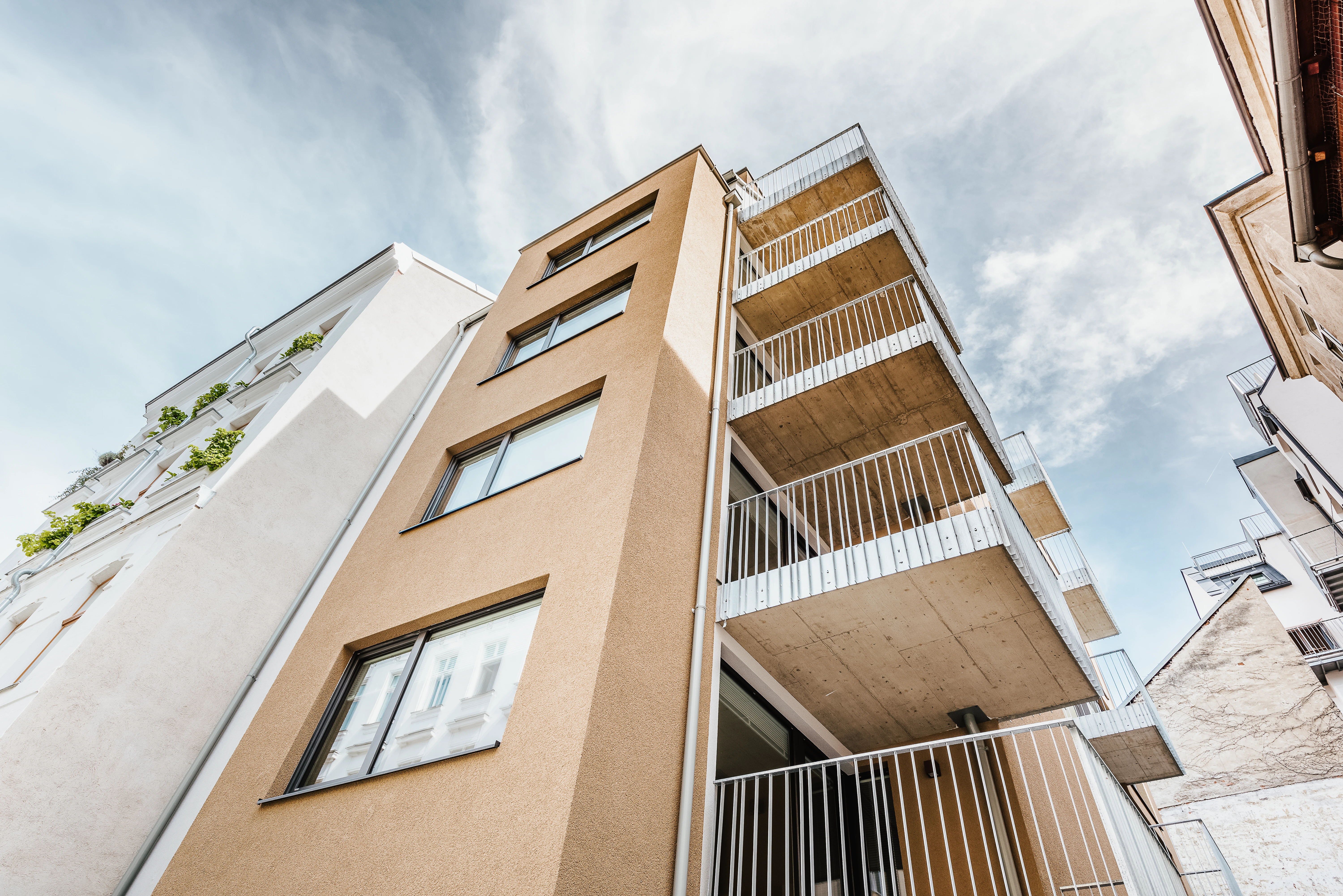 Außenansicht Wohninvestment mit Balkonen