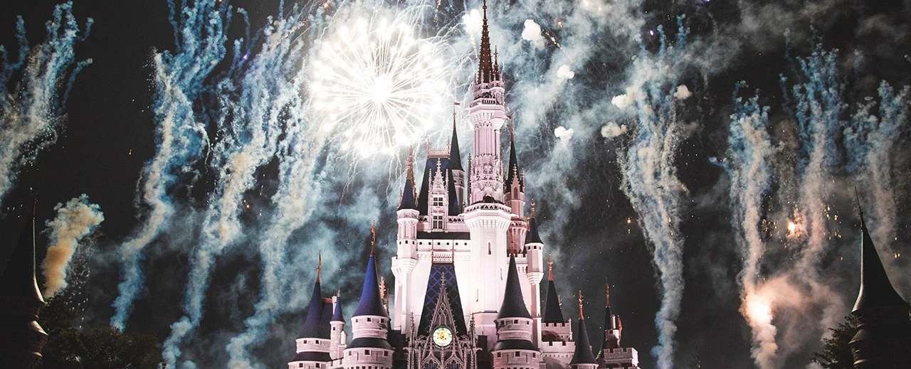 Aschenputtel Schloss bei Nacht mit Feuerwerk. Magisches Disney Erlebnis.