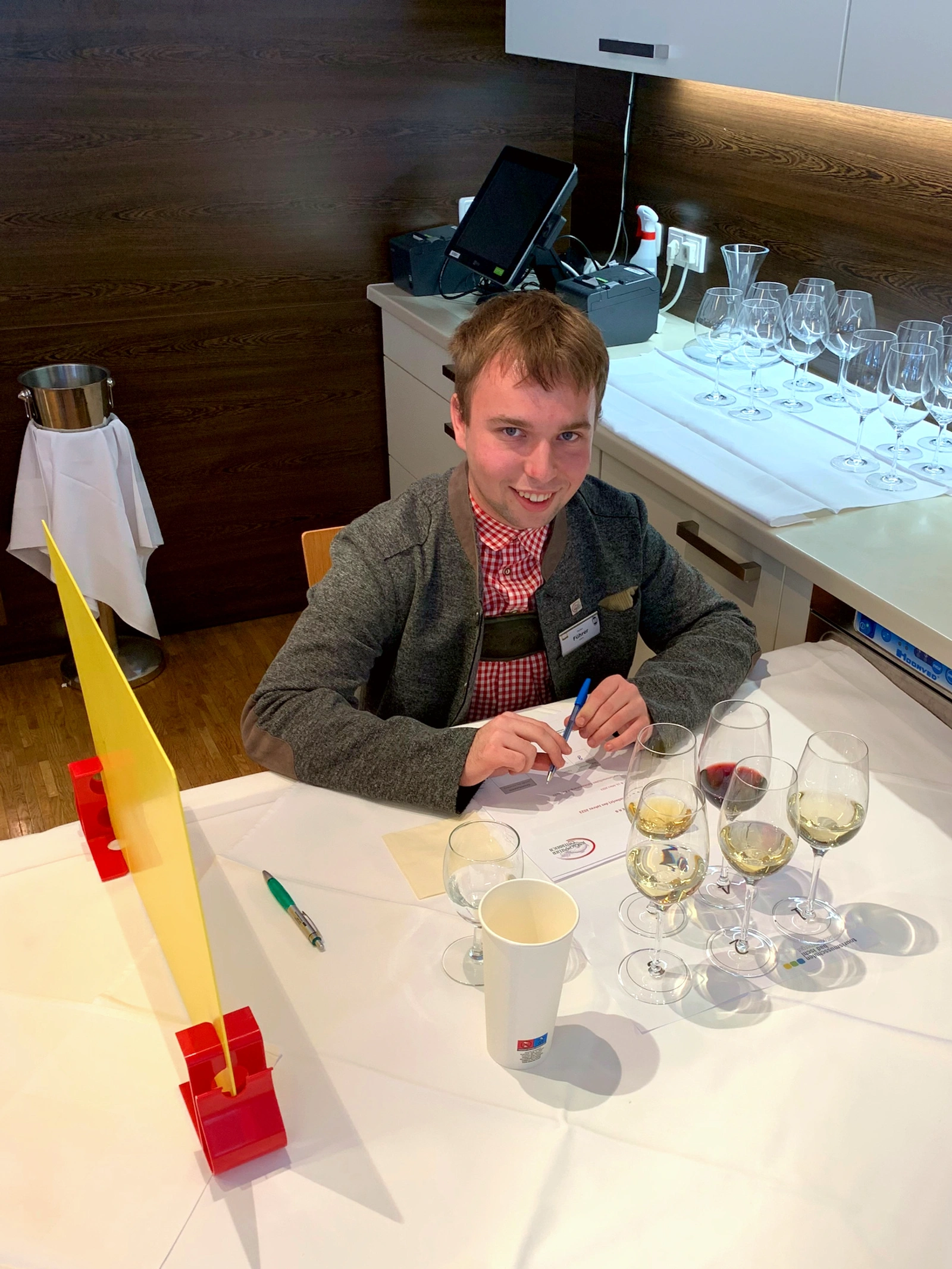 Florian bei der Weinverkostung