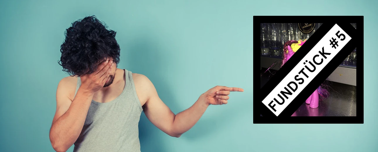 Mann zeigt auf Bild eines rosafarbenen Spielzeugpferds, das als Fundstück gekennzeichnet ist.  Er wirkt betrübt.