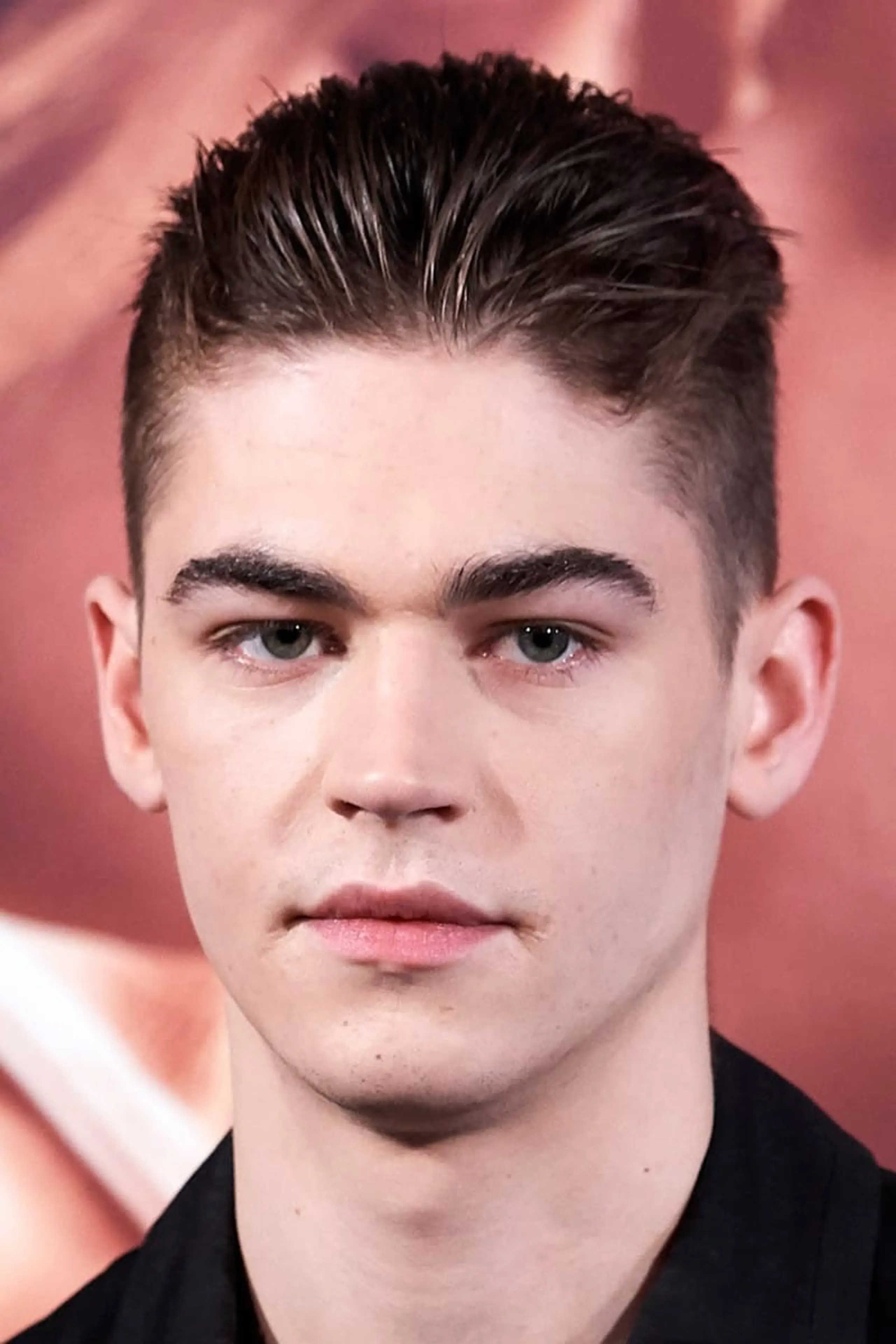 Foto von Hero Fiennes Tiffin