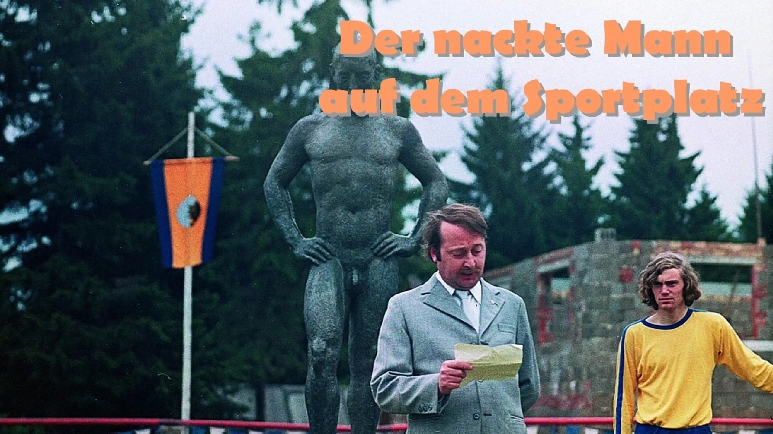 Der nackte Mann auf dem Sportplatz