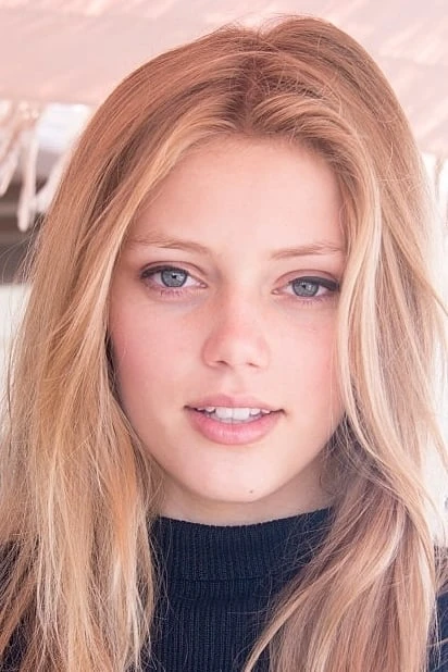 Foto von Grace Van Dien