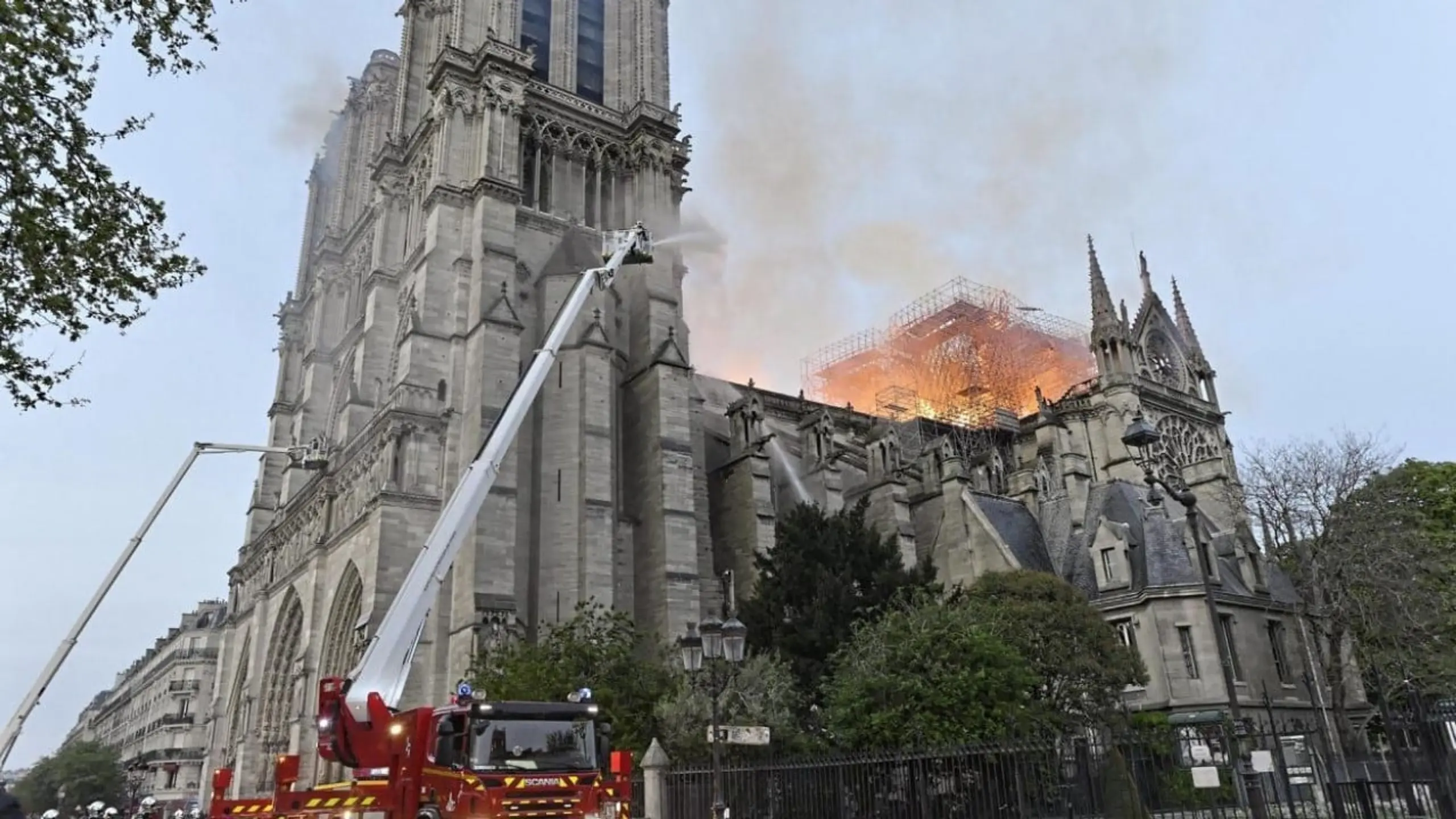 Notre-Dame brennt  - 12 Stunden im Flammenmeer