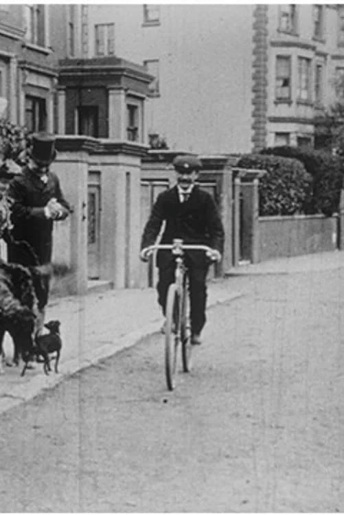 Cyclistes et cavaliers arrivant au cottage