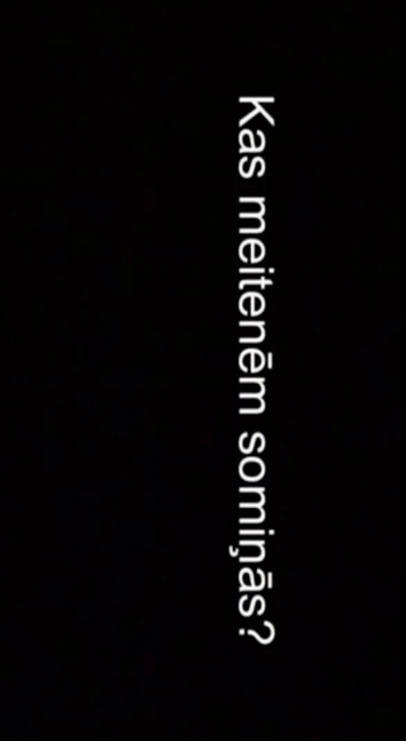 Kas meitenēm somiņās?