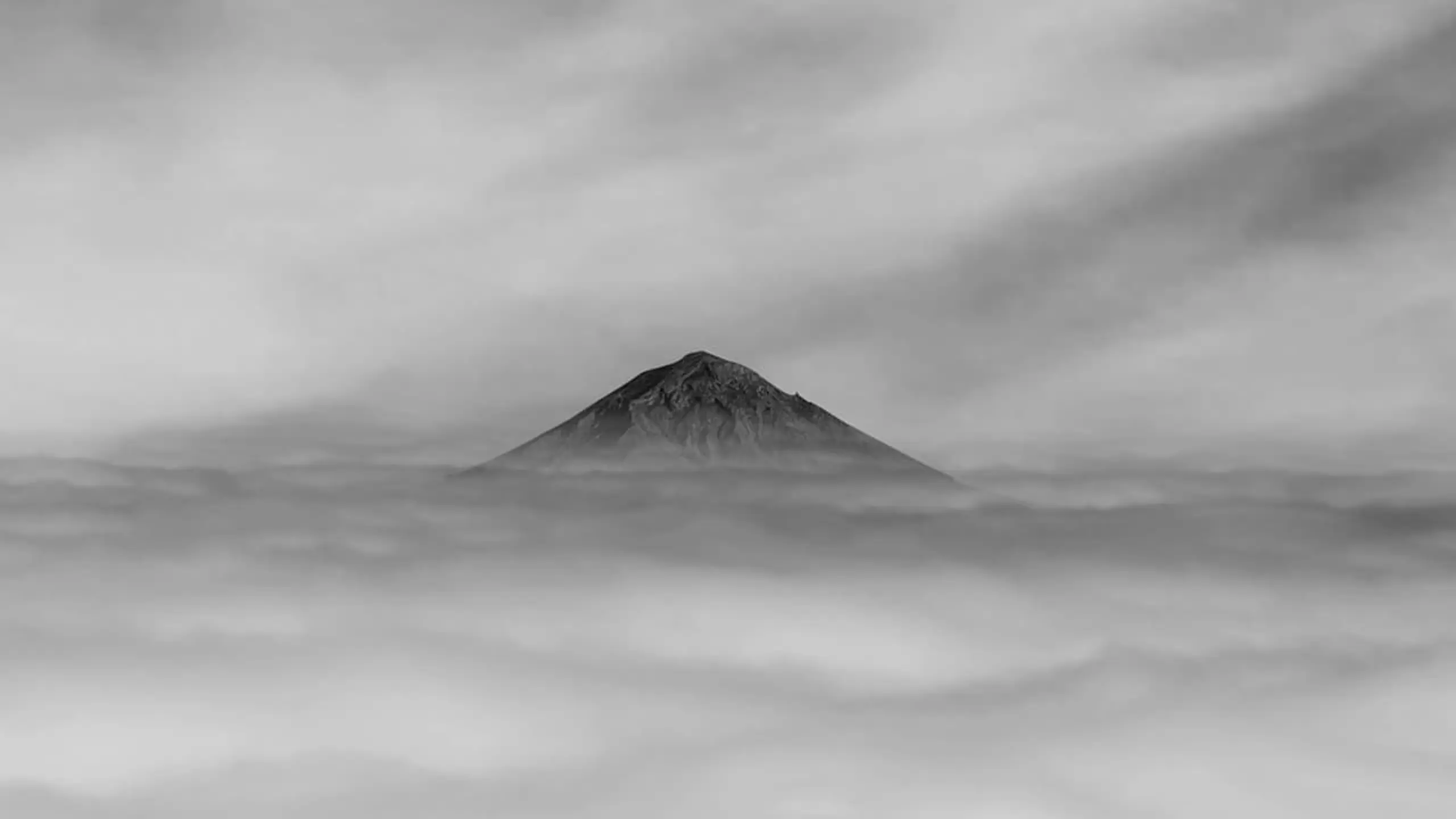 Las Nubes bajo el Volcán