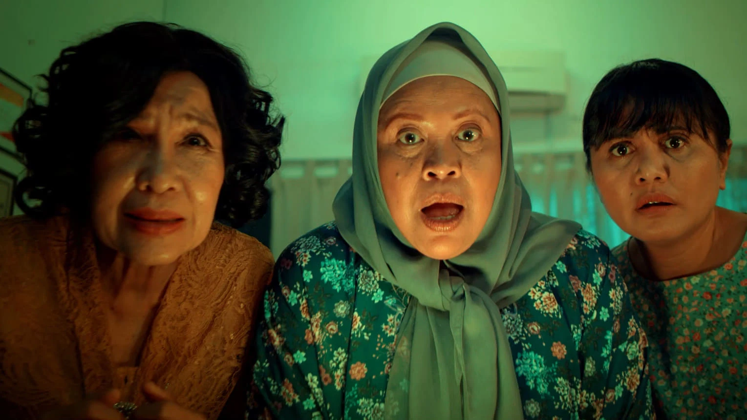 Tiga Janda Melawan Dunia