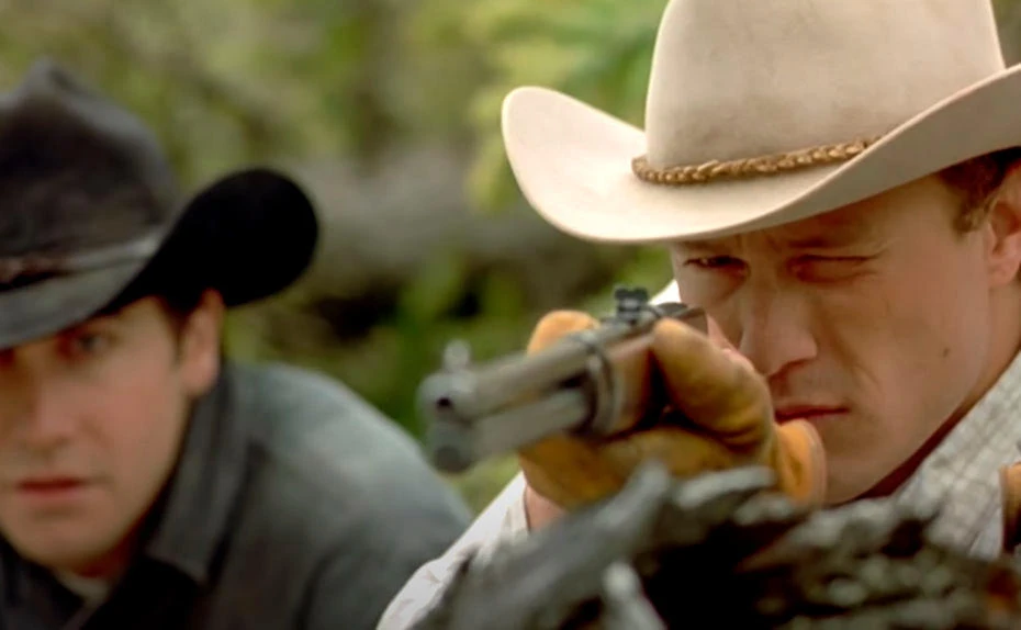 Jake Gyllenhaal und Heath Ledger (r.) in Ang Lees oscargekröntem Außenseiter-Drama „Brokeback Mountain“ (2005) als homosexuelle Cowboys. Der Film erzürnte mancherorts die Gemüter und wurde verboten!