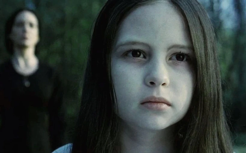 Kleines Mädchen, große Wirkung: Schauspielerin Daveigh Chase im Alter von 12 Jahren in der gruseligen Rolle von Samara in Gore Verbinskis kultigem Horrorfilm „Ring“ (2002)