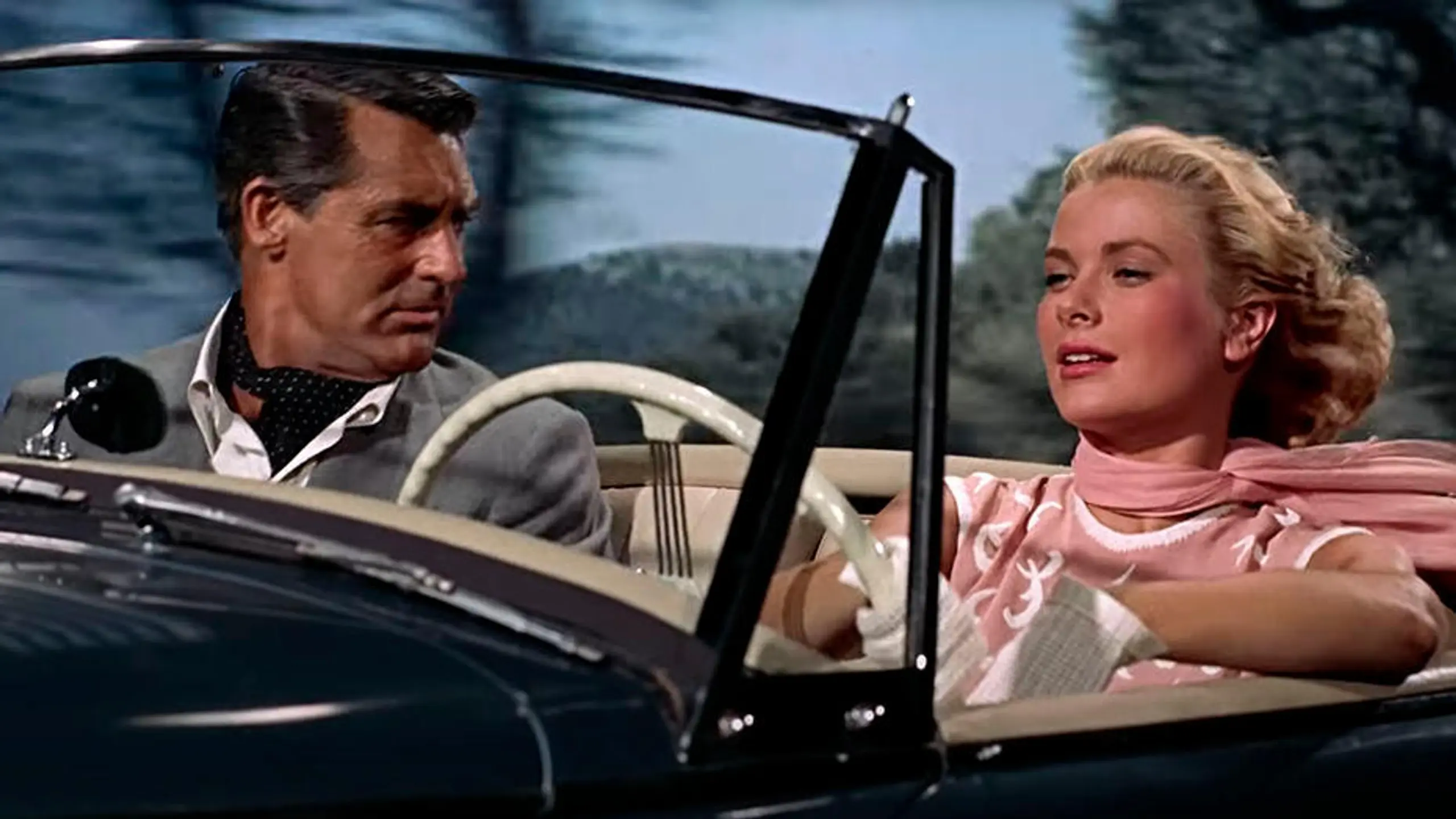 Cary Grant und Grace Kelly brausen in Alfred Hitchcocks „Über den Dächern von Nizza“ (1955) auch über die Küstenstraßen der französischen Riviera