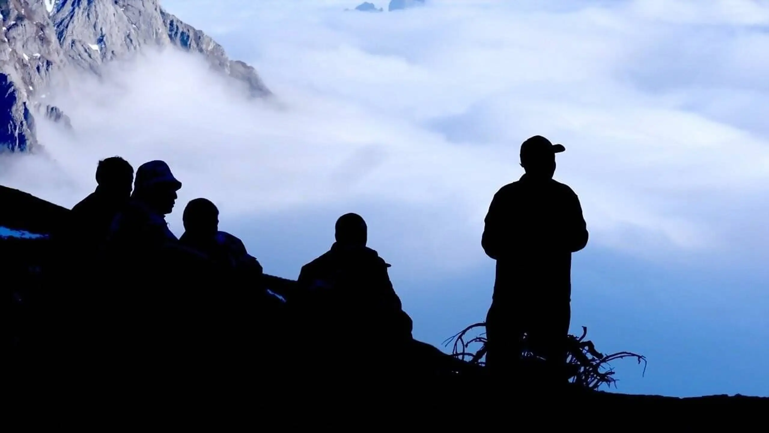 Le peuple au-dessus des nuages