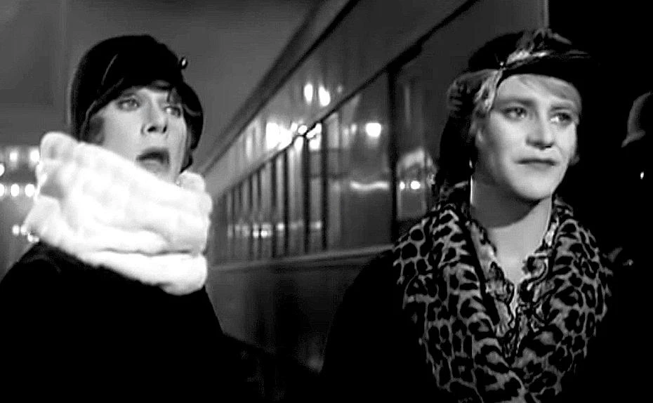 Josephine (Tony Curtis) und Daphne (Jack Lemmon) in Manche mögen's heiß