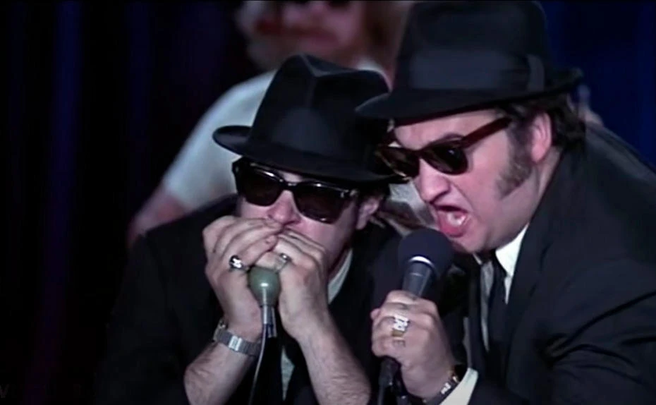 Dan Aykroyd und John Belushi lassen es auf der Bühne krachen