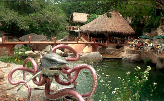 Sharktopus treibt sein Unwesen im Wasser und an Land