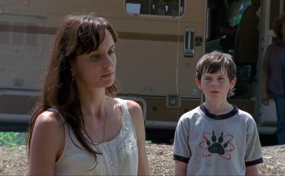 Das Mutter-Sohn-Gespann Lori und Carl Grimes wirkt in dieser Szene zwar harmlos, die Fans der Zombieserie The Walking Dead hassten diese beiden Figuren aber bis auf’s Blut!