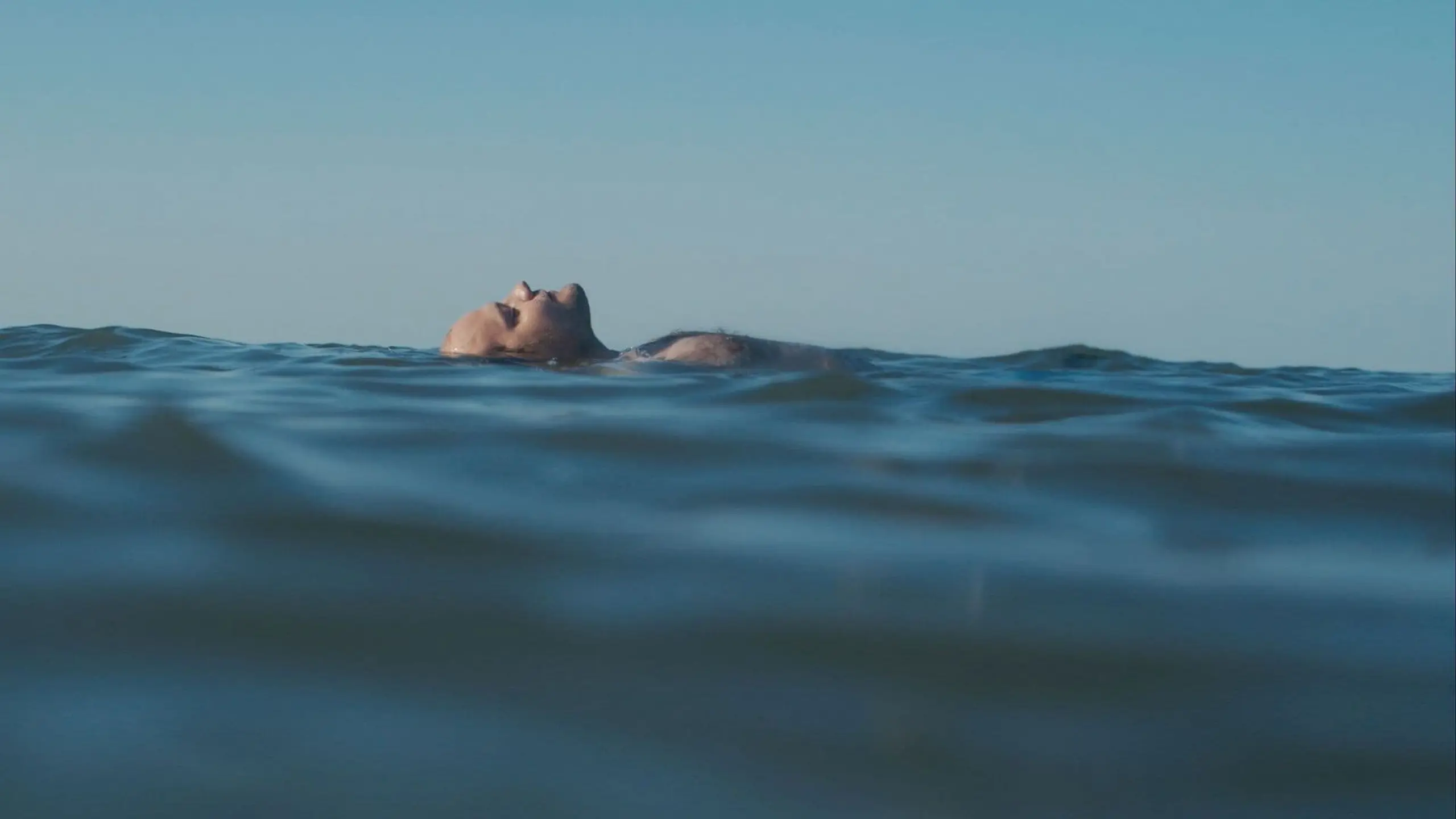 Un homme à la mer