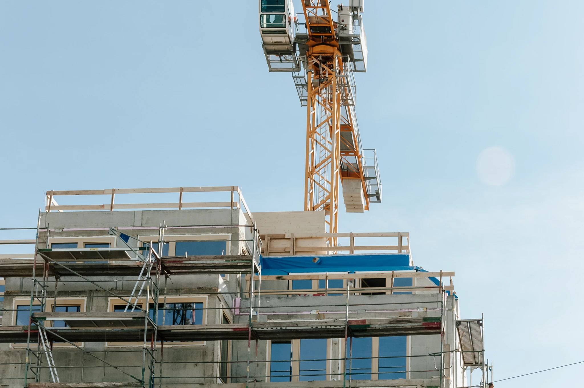 Kran auf einer Baustelle eines Bauherrenmodells von wohninvest