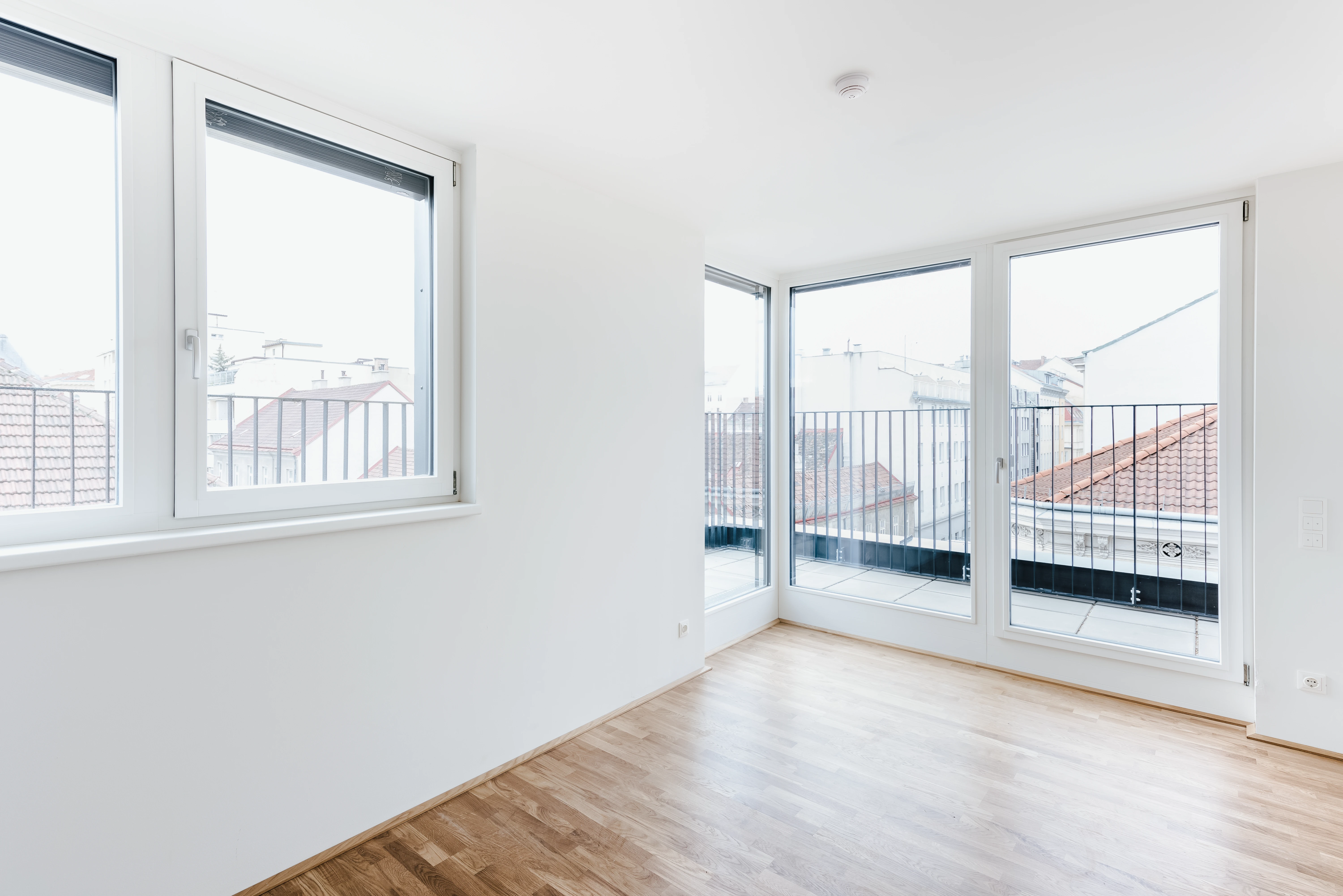 Blick von renoviertem Wohninvestment auf Balkon