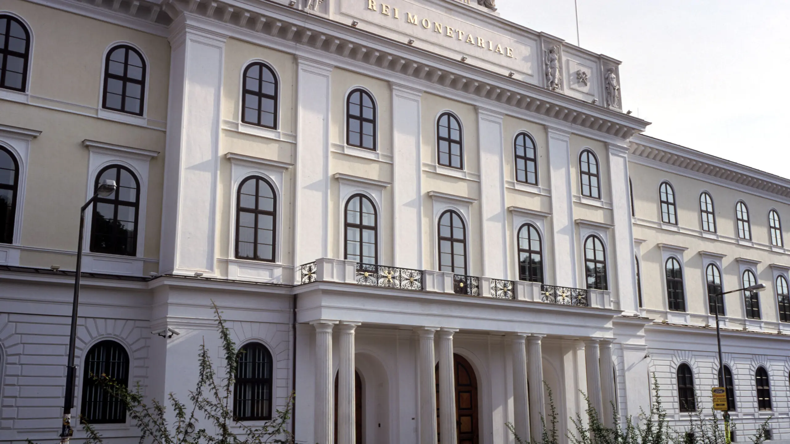 Haus des Geldes: Die Münze Österreich AG befindet sich im Herzen Wiens am Heumarkt 1 im 3. Wiener Gemeindebezirk. Seit 1837 werden hier Münzen geprägt. Hinter der historischen Fassade verbirgt sich eine der modernsten Prägestätten der Welt.